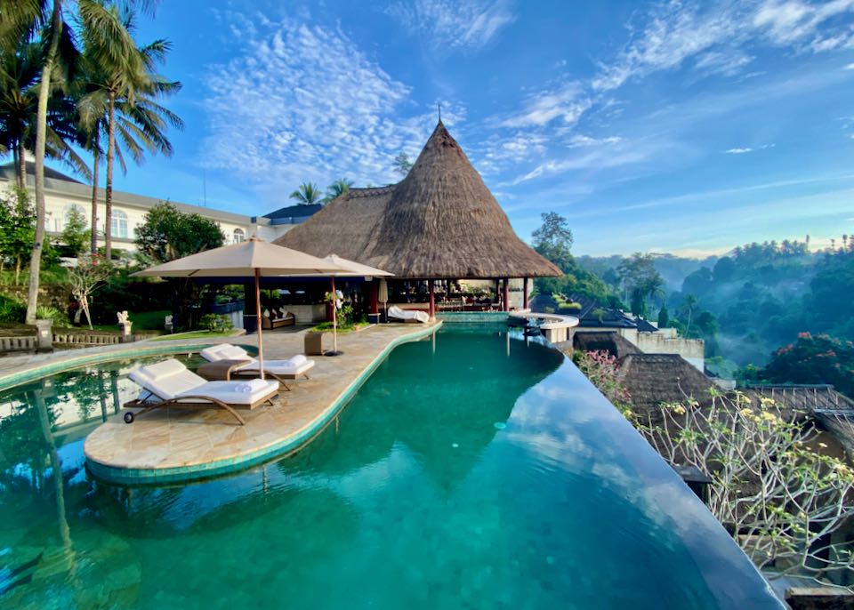 Бунгало на Бали. Бали бунгало для молодоженов. Viceroy Hotel Bali вид из бассейна. Puri Bambu Hotel.
