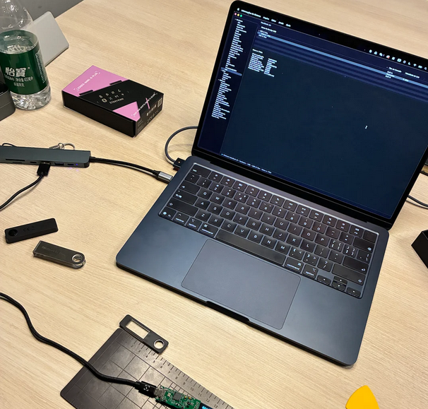 Китай, Ledger, апаратний гаманець, кібербезпека, хаки