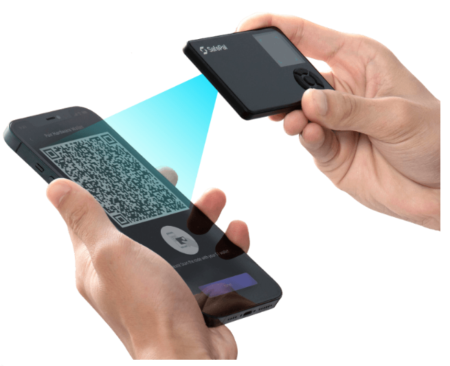 SafePal S1 сканує QR-код на телефоні для підписання транзакції